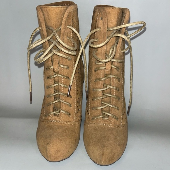 Wild Diva Shoes - Pre loved Wild Diva  platform laced heel booties